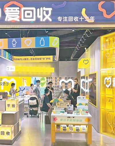 線上品牌發力線下開店 策略、挑戰與機遇